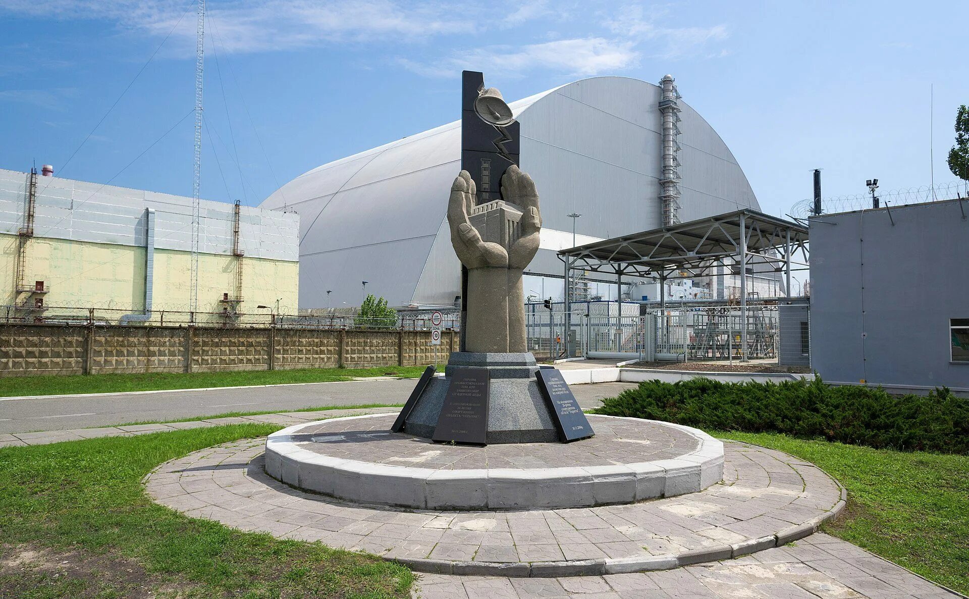 Chernobyl nuclear. Саркофаг на Чернобыльской АЭС. Саркофаг над Чернобыльской АЭС. Новый саркофаг на Чернобыльской АЭС. Новый саркофаг Чернобыля.