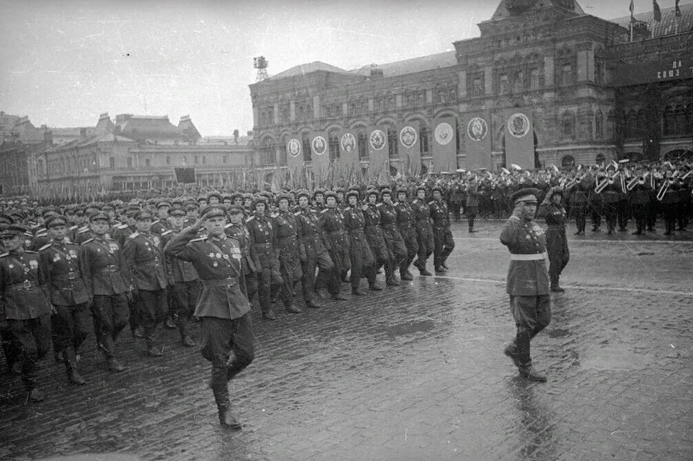 Первые парады победы. Парад Победы 24 июня 1945 года. Парад Победы в Москве 1945г. Парад Победы 1945 года на красной площади в Москве. Парад Победы 1945г на красной площади.