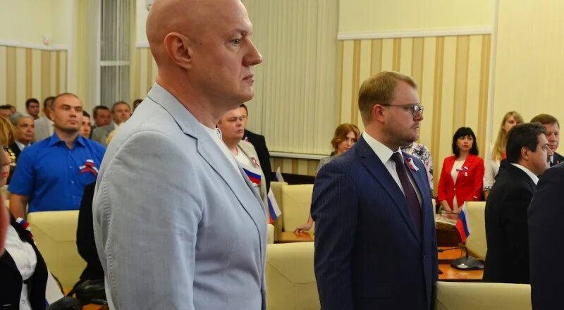Крымские чиновники. Назначение аксенова премьер-министром крыма 27 февраля 2014. Аксенов в алупке. Аксенов министр спорта. Крымские чиновники радуются фото.