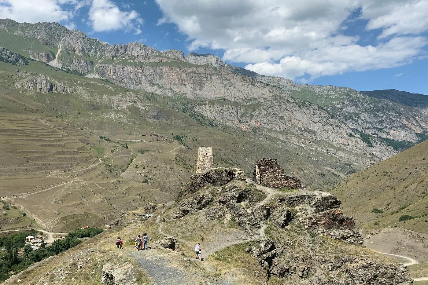 Башня курта. Осетия фиагдонское ущелье. верхний фиагдон северная осетия. куртатинское ущелье фиагдон. башня курта и тага северная осетия.