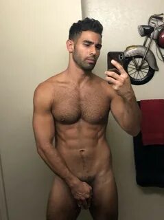 Il modello Pablo Hernandez mostra le sue grosse doti nascoste sui social.