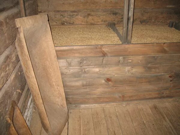 закрома в погребе. сделать закром. сусек для зерна. ларь для хранения зерна. сусек в амбаре.