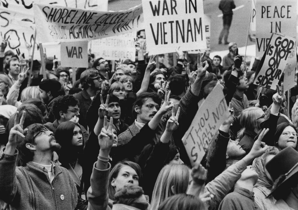 Хиппи против войны во Вьетнаме. Демонстрации в США против войны во Вьетнаме. Хиппи 60х в Америке протесты. Хиппи антивоенное движение.