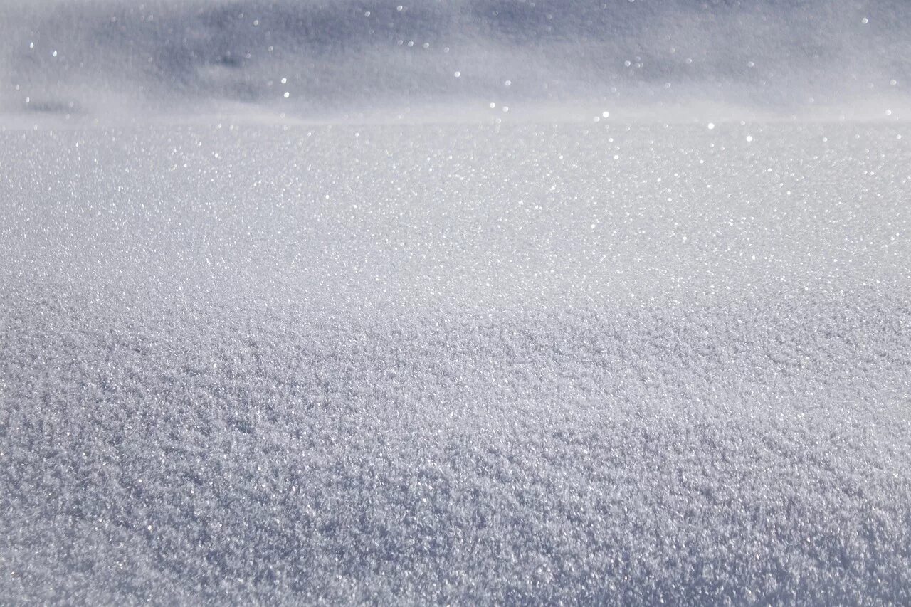 Снег на земле бел. Слой снега. Белый снег. Чистый снег. Снежная поверхность.