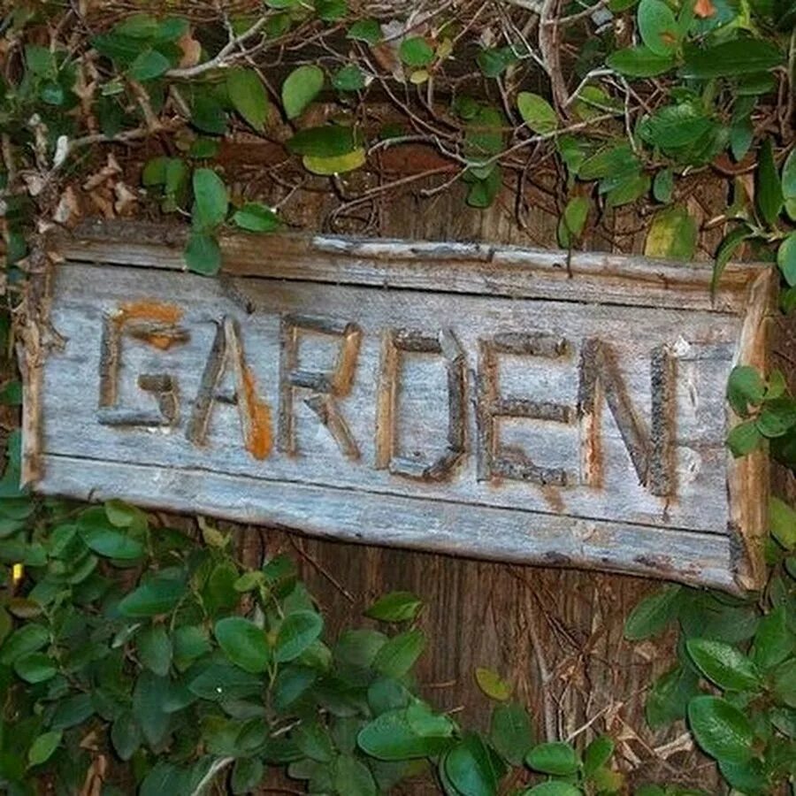Адресная табличка на частный дом. Garden вывески. Декоративные таблички для сада. Декоративные таблички для сада. Адресная табличка.