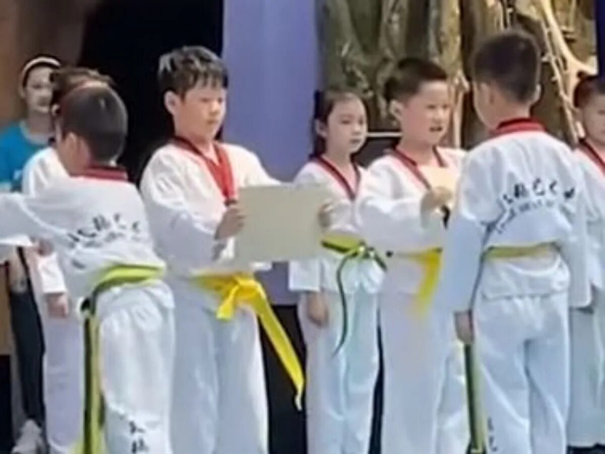 Ты издеваешься надо мной. Никогда вы меня не сломаете. Ломай меня зря. Я не сломаюсь меня не сломают. Ломай меня полностью.