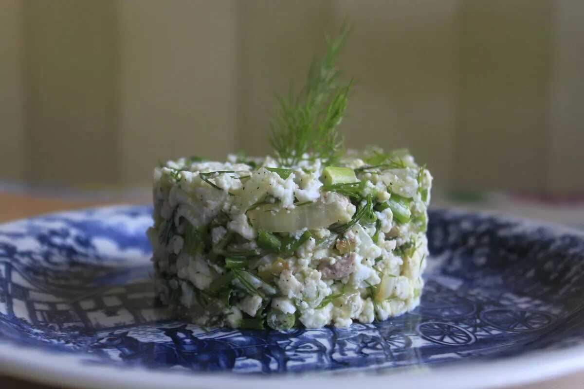 Салат с печенью трески и картошкой. Салат с печенью трески. Салат с печенью трески классический. Печень трески салат. Салат с печенью трески и горошком.