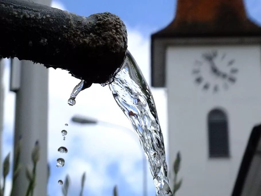 Ветер текущая вода. Текучесть воды. Фонтан капли. Вода в фонтане. Фонтанчик с водой.