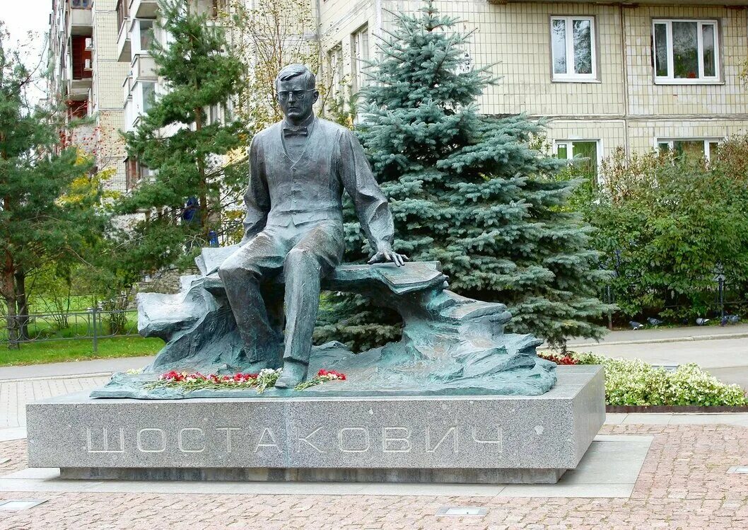 Памятник шостаковичу в санкт петербурге. Памятник шостаковичу спб. памятник дмитрия дмитриевича шостаковича. памятник шостаковичу в москве.