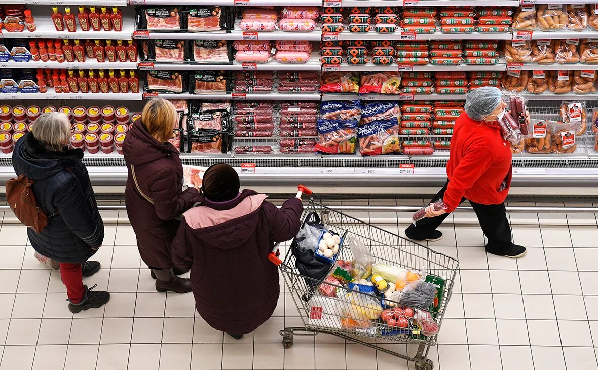 Старики в продуктовом магазине. Средней и крупной торговой. Супермаркет фон. Полки магазинов сейчас. Средней и крупной торговой.