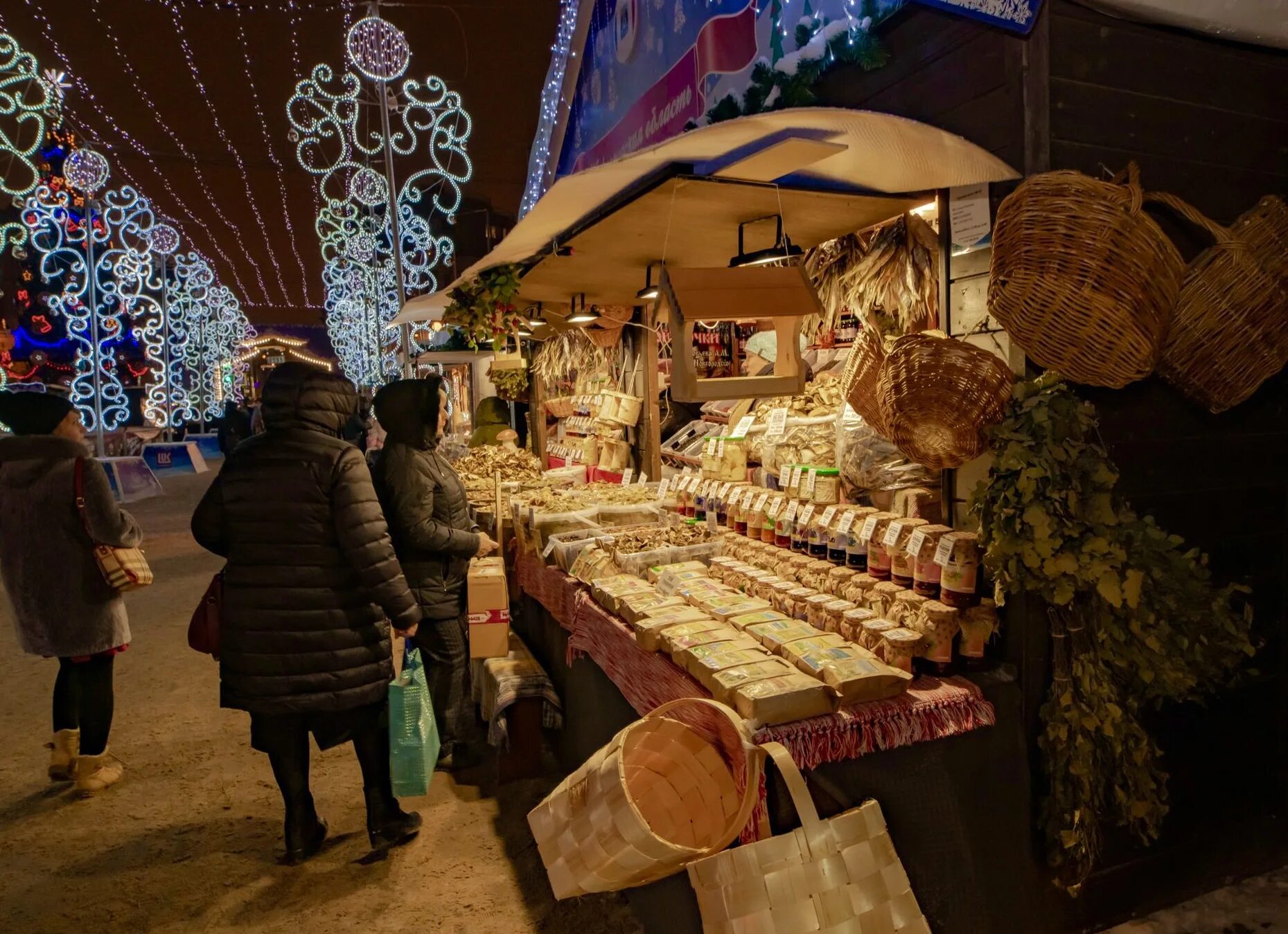 Рождественская ярмарка в спб на манежной площади. Манежная площадь санкт-петербург ярмарка новогодняя. Новогодняя ярмарка на конюшенной площади. Рождественские ярмарки. Манежная площадь спб ярмарка новогодняя.