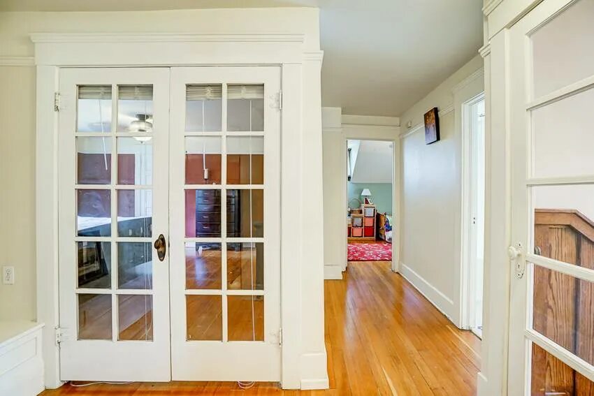 Дверь посередине. Межкомнатные двери со стеклом. Дверь межкомнатная застекленная. Двойная стеклянная дверь. Дверь со стеклянными вставками.
