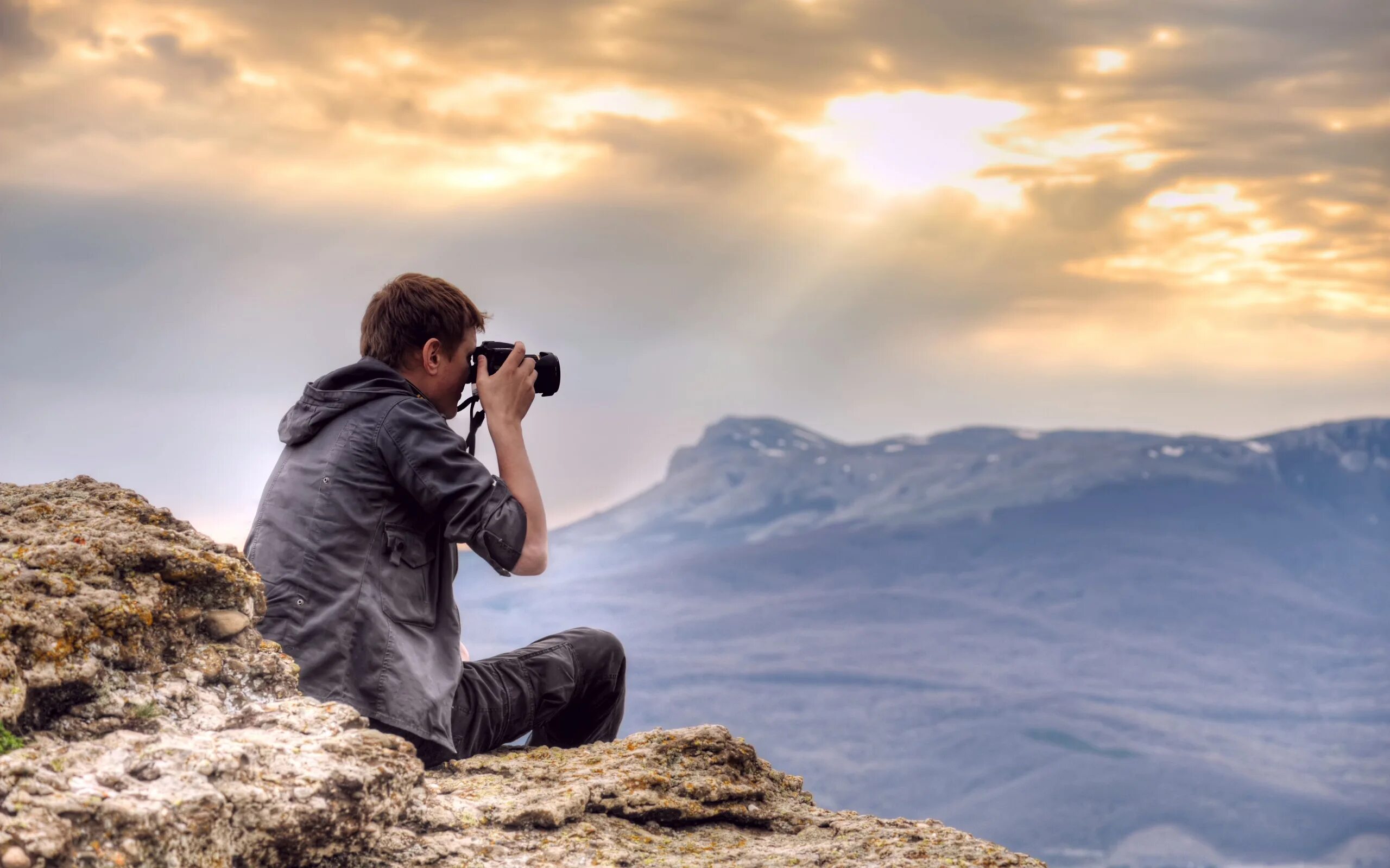 Мужчина фотограф. Мужчина фотограф