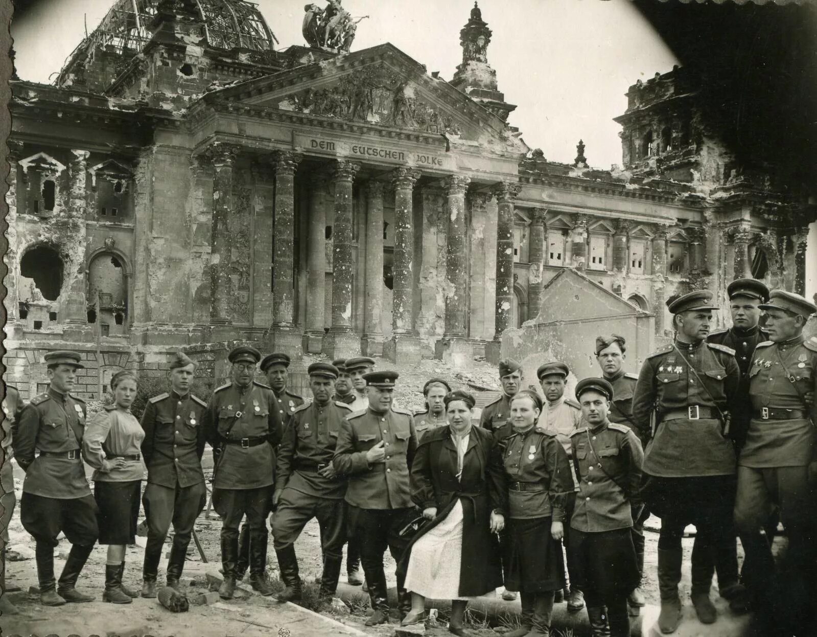 Германия Рейхстаг 1945. Взятие Берлина 1945. Солдаты у Рейхстага 1945. Берлин 1945 год рейчстаг. Берлин 5 мая 1945