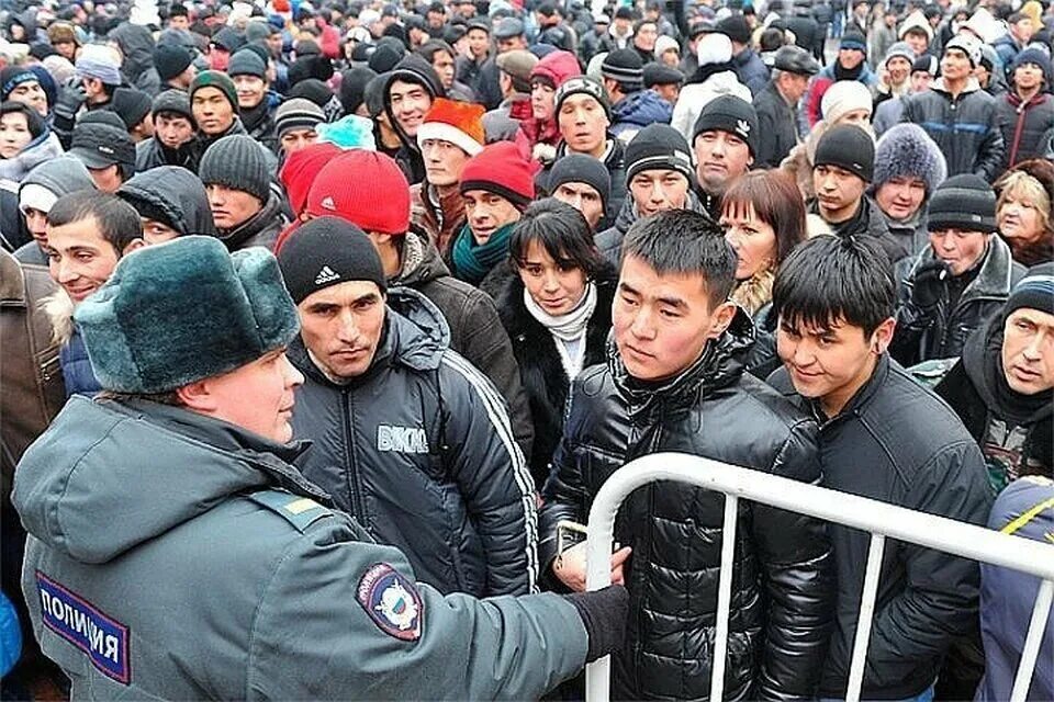 Таджики сейчас уезжают из россии. Трудовая миграция кыргызстанцы в Москве. Мигранты в России. Узбекские мигранты. Трудовые мигранты в Москве.