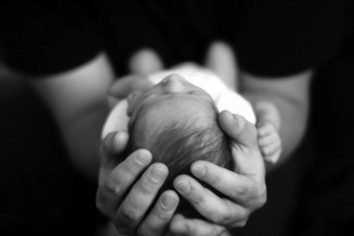 Младенец в мужских руках. Мужчина с младенцем на руках. Мать с ребёнком на руках. Папа с младенцем на руках. Новорожденный без мамы