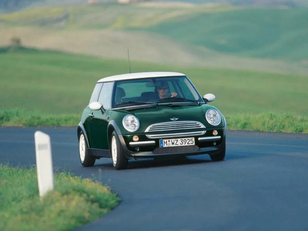 The car is slow. Mini Cooper 2001. Mini Cooper r50. Мини Купер старый. Мини Купер 2001 года.