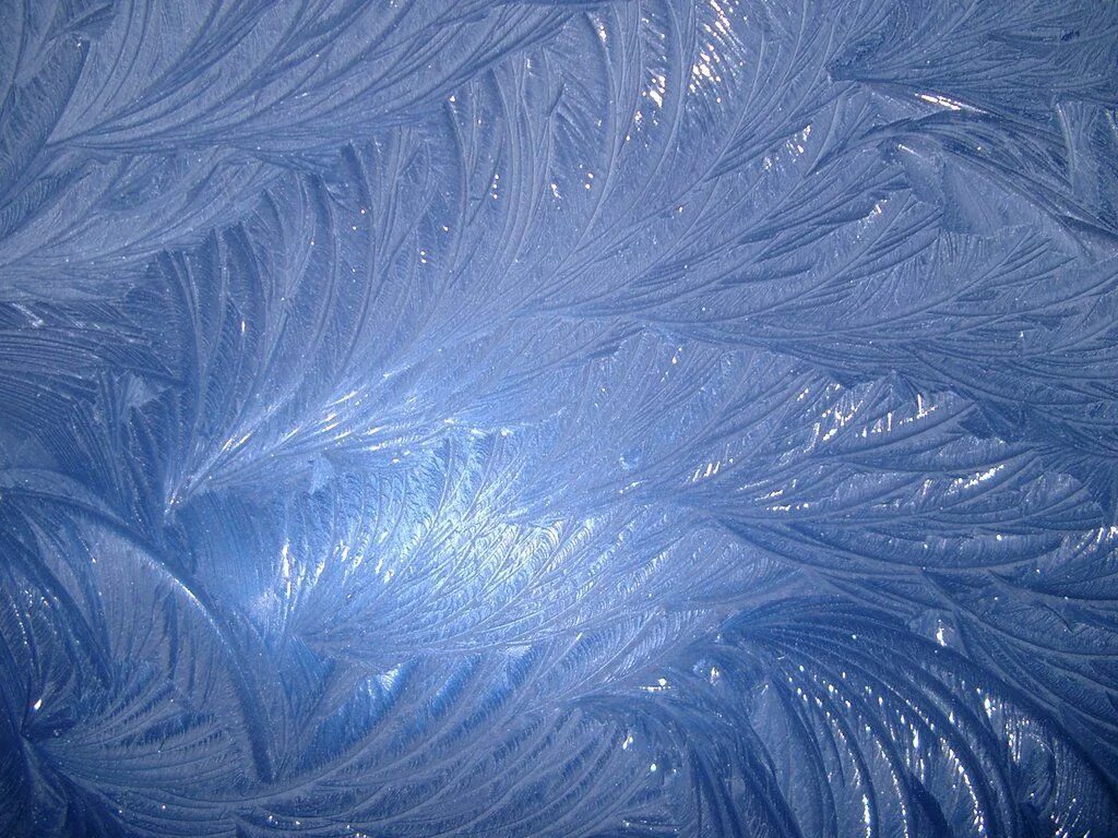 Кристальный воздух. Зимние узоры. Морозные узоры. Морозные узоры абстракция. Морозные узоры на синем фоне.