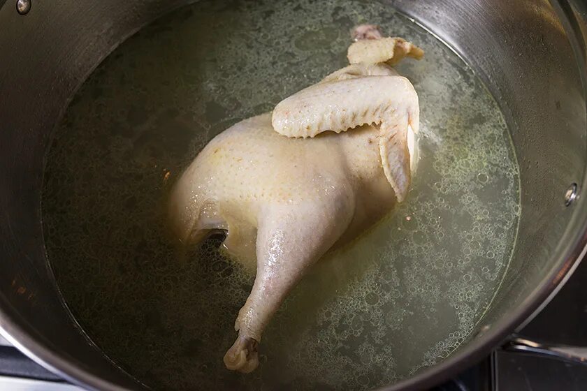 Сколько времени варить курицу в кастрюле. Вареная курица. Курица вареная домашняя. Отварная птица. Бульон с курицей.