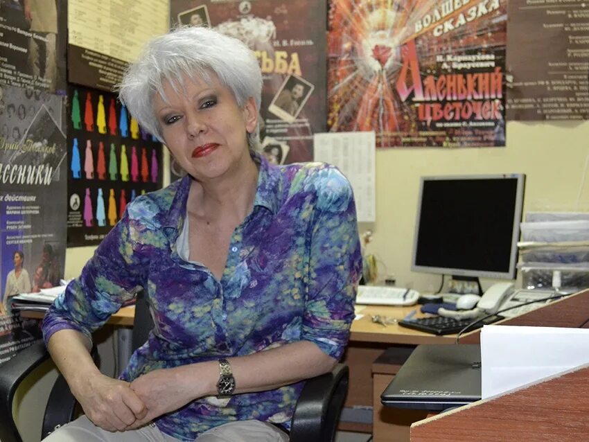 Кассир в театр вакансии. Касса театра. Кассир в билетной кассе. Кассир в театр вакансии. День театрального кассира открытки.