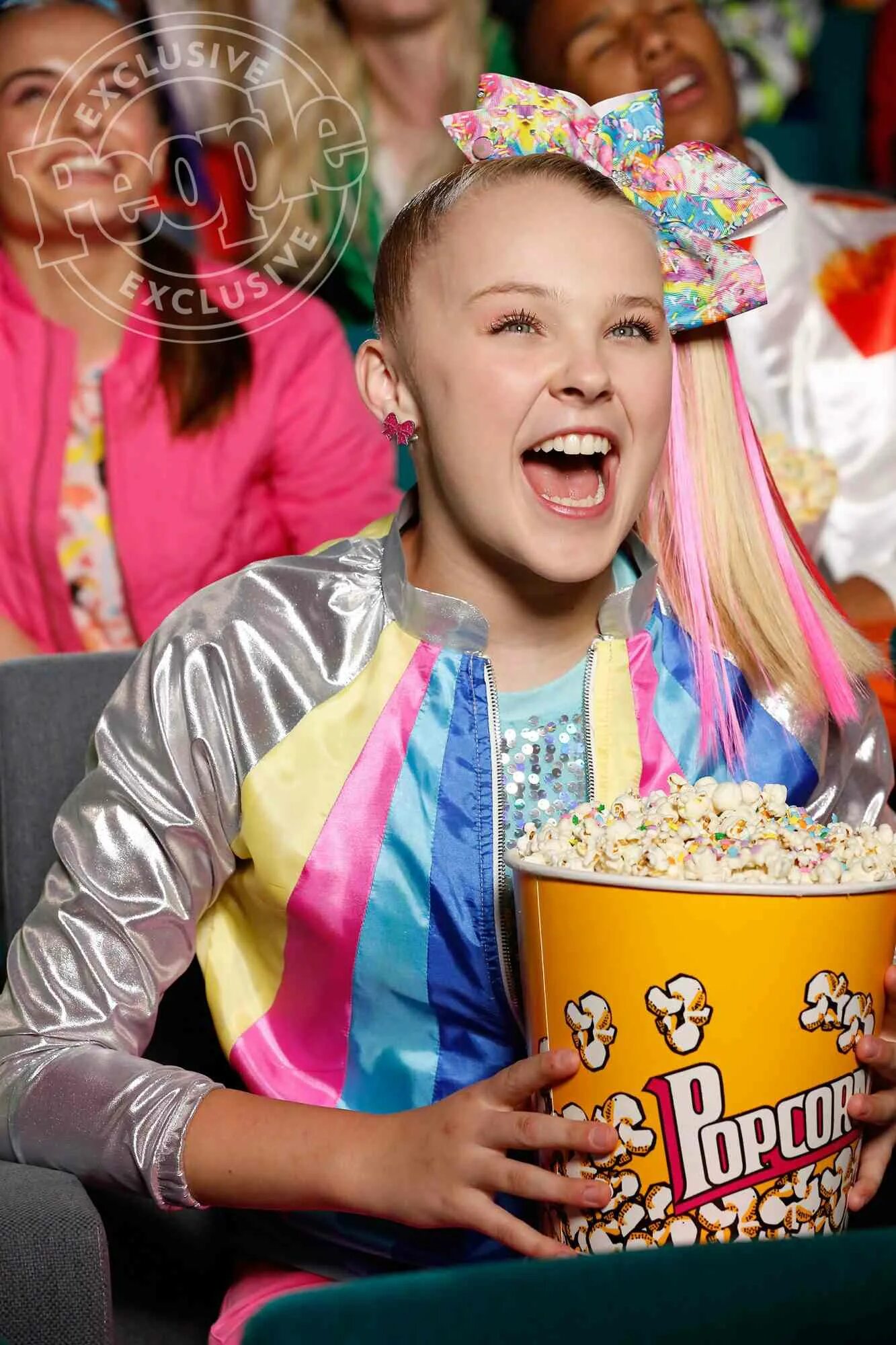 Karma jojo siwa клип. Jojo Siwa. Jojo Siwa Dream. Jojo Siwa растяжка.