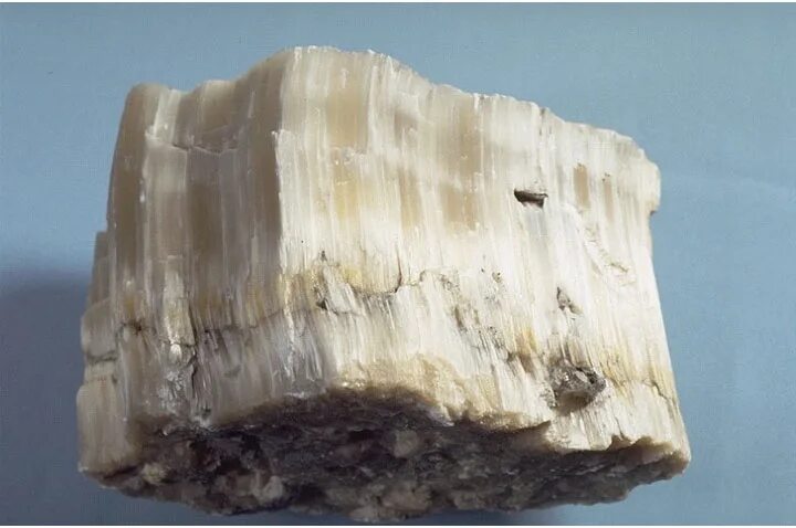 Минерал кальцит кристалл. Алебастр кальцит. Мрамор минерал кальцит. Гипс кальцит. Белый кальцит камень.