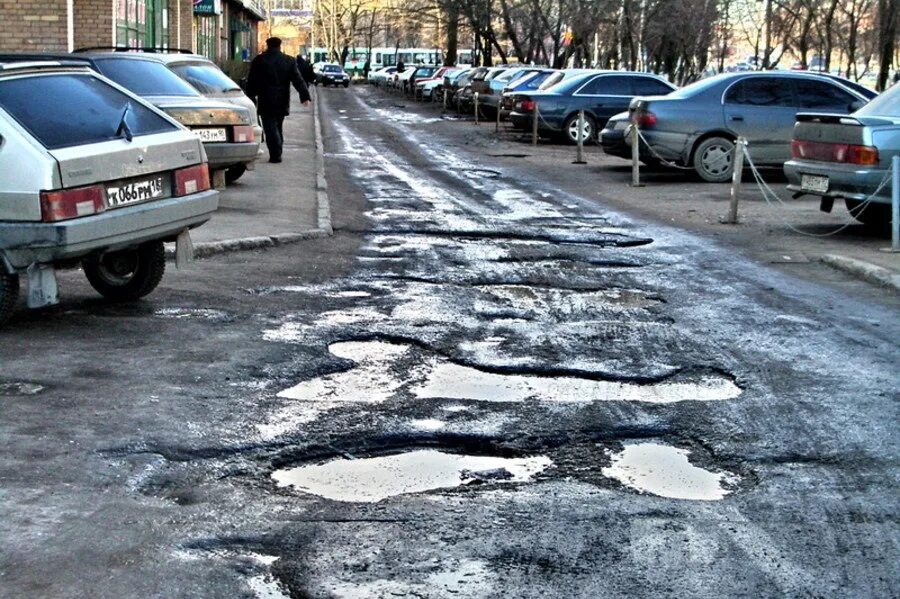 Бит по дорогам это. Плохие дороги. плохая дорога. разбитая дорога в городе.