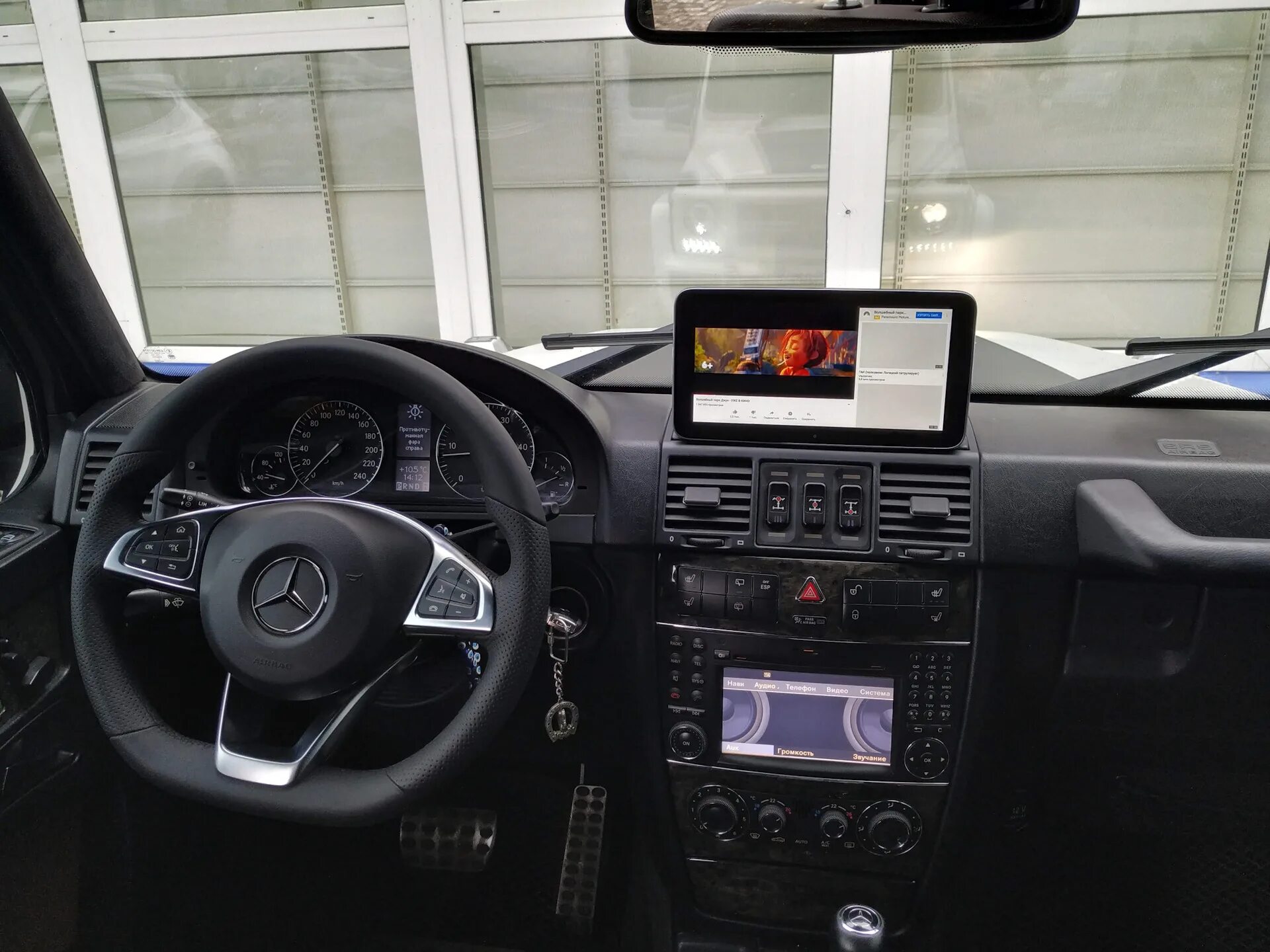 Mercedes benz гелик. Экране гелик. Торпедо гелендваген w463. Торпедо мерседес гелендваген. Монитор на гелендваген.
