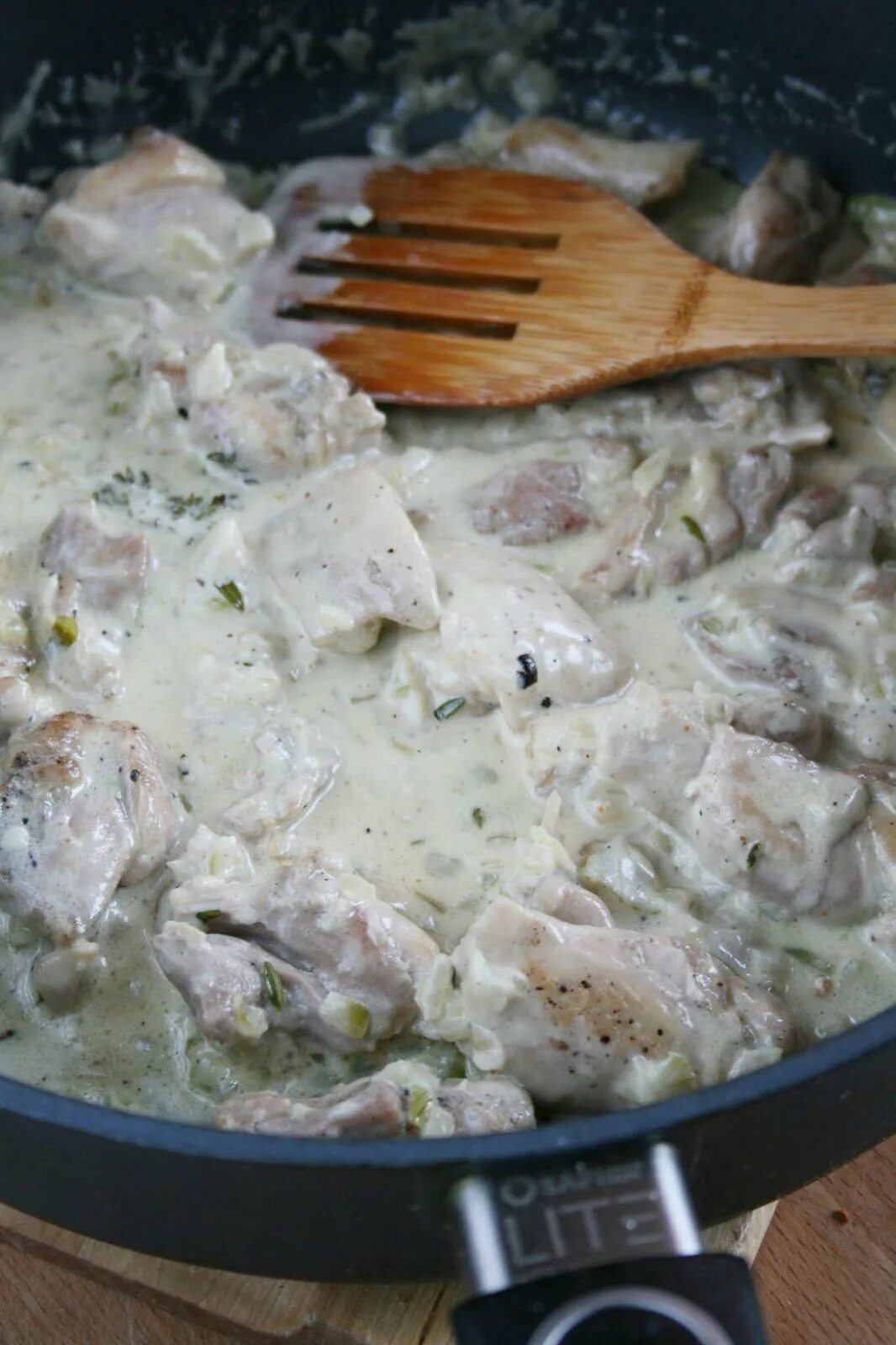 Гуляш из курицы в сметанном соусе. Курица в сметане. гуляшьиз курица со сметаной. курица в сметанном соусе на сковороде.