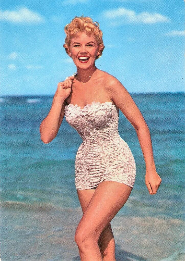 Фигура 50 годов. Пляжная мода 50-х годов. Пляжная мода 1950х. Пляжная мода 50х. Купальники 50-х годов.