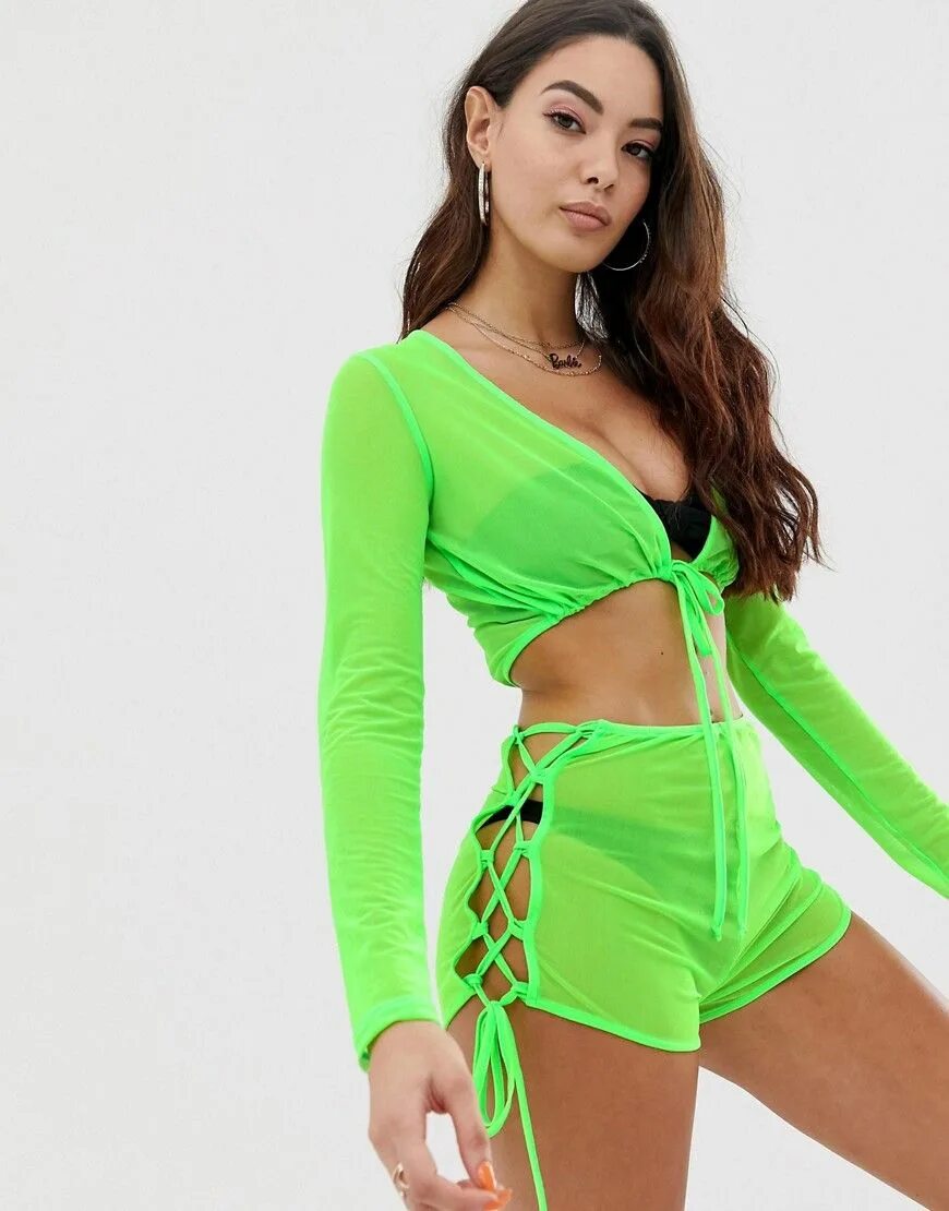 Платье цвета травы. Яркие спортивные костюмы женские. Зеленый цвет в одежде. Брючный костюм боттега венета 2023. Стильные яркие образы.