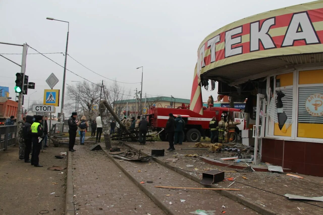 КАМАЗ въехал в аптеку Ильский. Аптеки в Ильской. Рынок в Ильском.