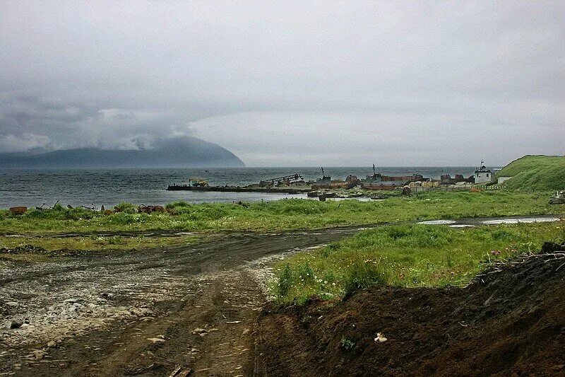 Село курил. Сахалинская область остров Итуруп. Курилы остров Итуруп поселок. Курильские острова Итуруп Военная часть. Остров Итуруп поселок горный.