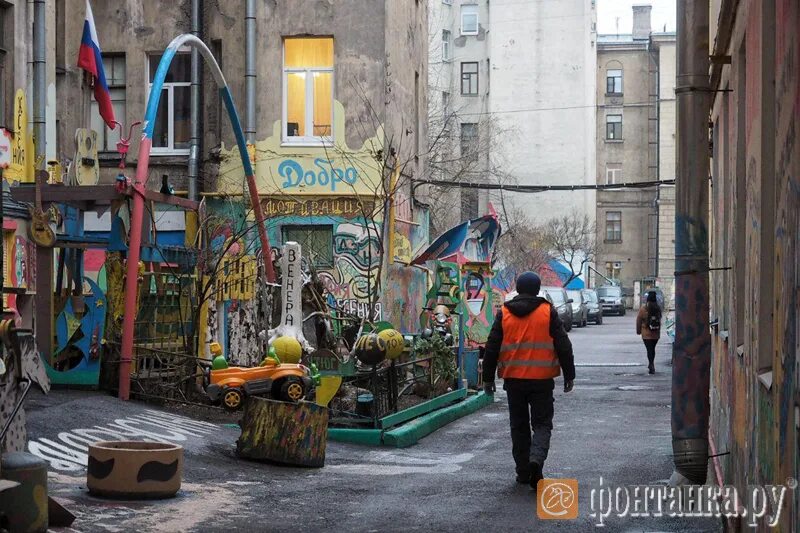 Дворик барда нельсона. Двор нельсона питер. дворик нельсона на петроградке. нельсон петроградка. двор нельсона ноябрь 2025.