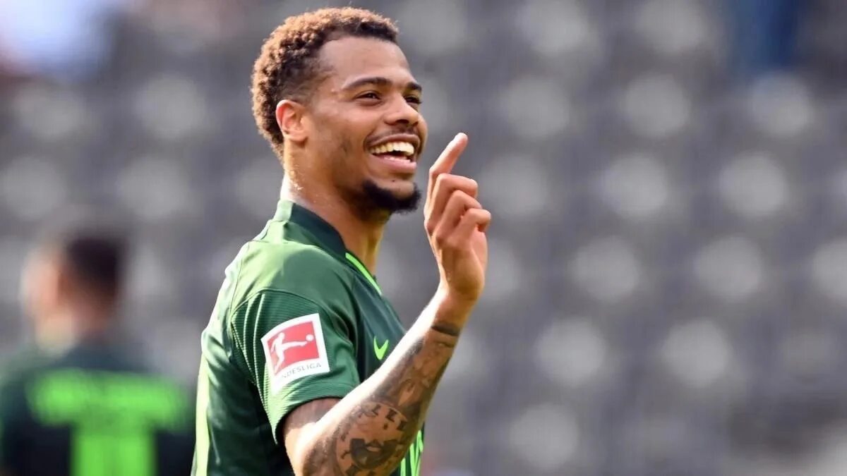 Лукас нмеча. Лукас нмеча вольфсбург. wolfsburg:lukas nmecha. нмеча. шлагер футболист.