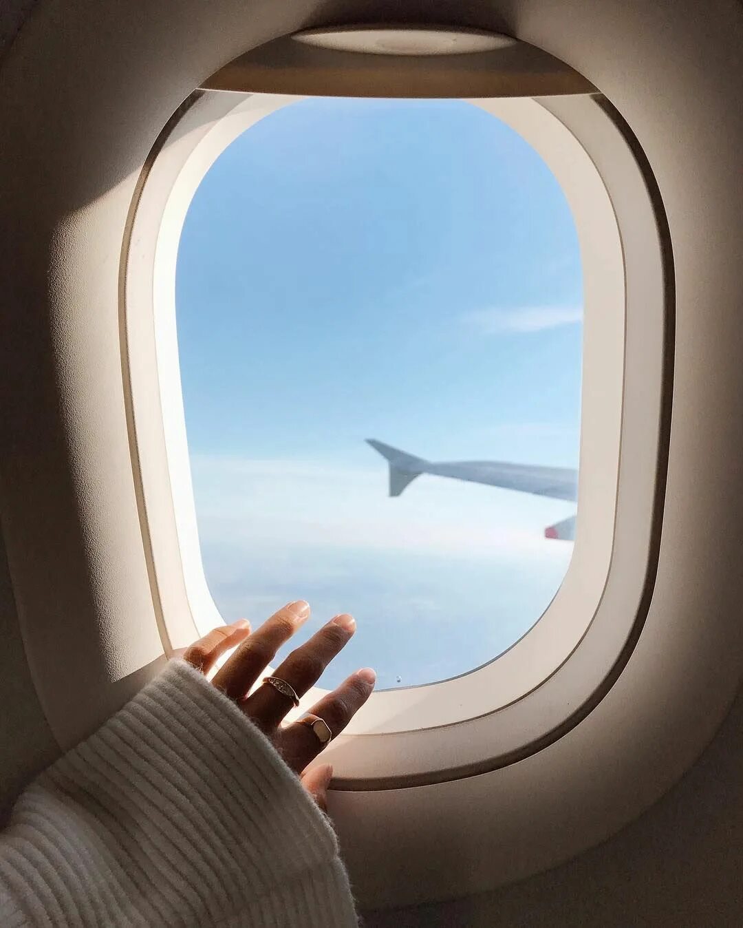 Полетели в путешествие. Окно самолета. Путешествие на самолете. Окно самолета Эстетика. Лечу в самолете.