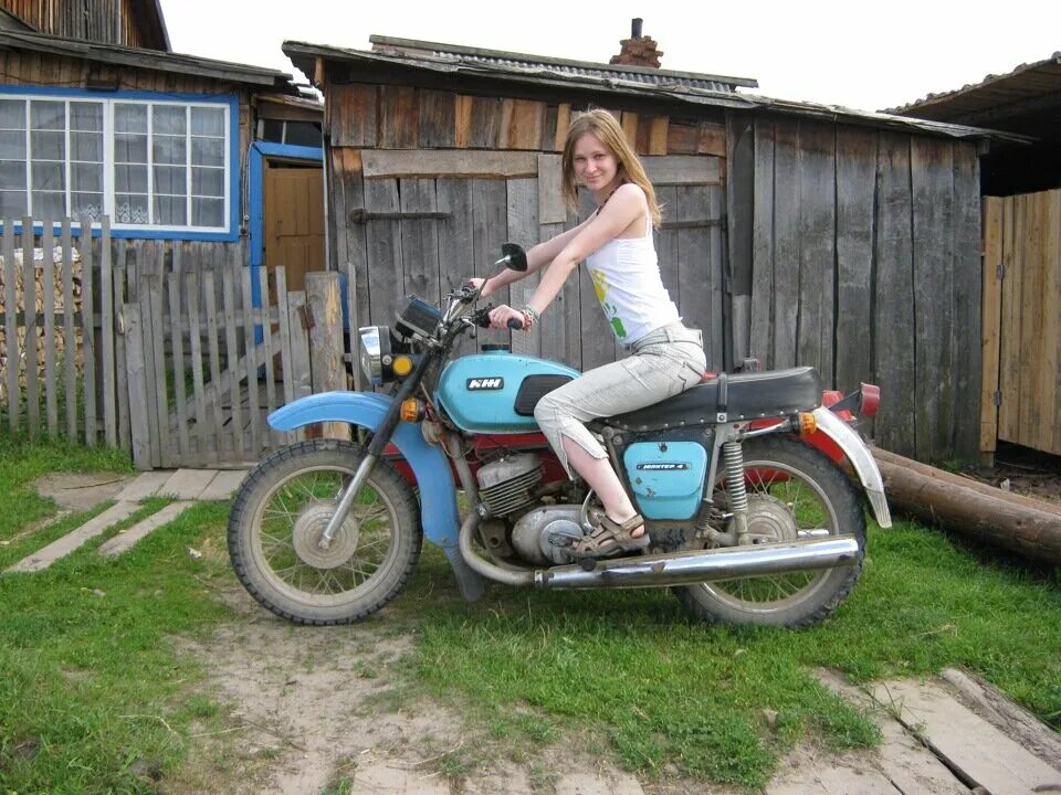Мотоцикл урал в деревне. Мотоцикл в деревне. Мопед для деревни. Иж юпитер 5 в деревне. Мопед альфа в деревне.
