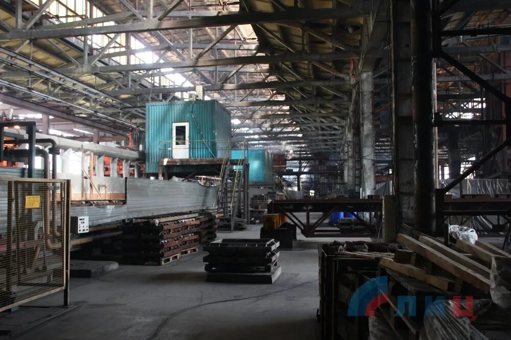 Городок завода ор луганск. Заводы луганщины. Завод ор луганск. Заводы луганска. Чугунно литейный завод луганск.