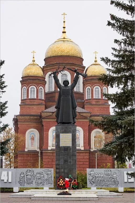 Сайты г пугачева. Памятники г Пугачева Саратовской области. Памятники города Пугачева Саратовской области. Г Пугачев Саратовская область Церковь. Достопримечательности г Пугачева Саратовской области.