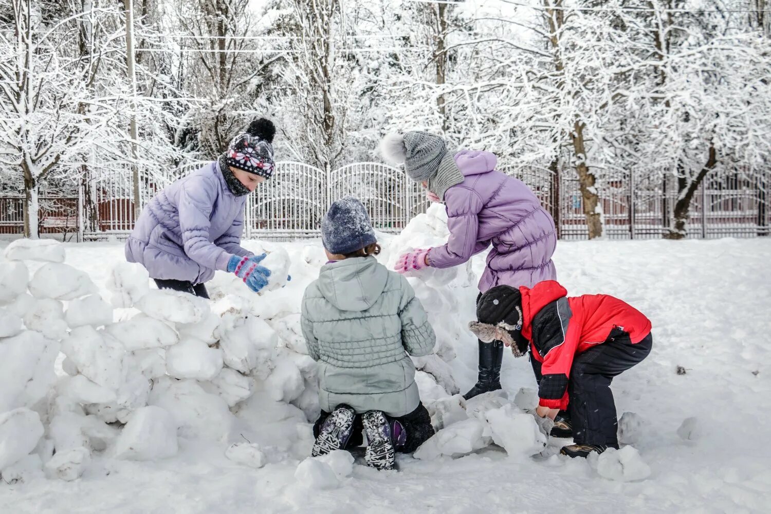 Играть в снежки кататься