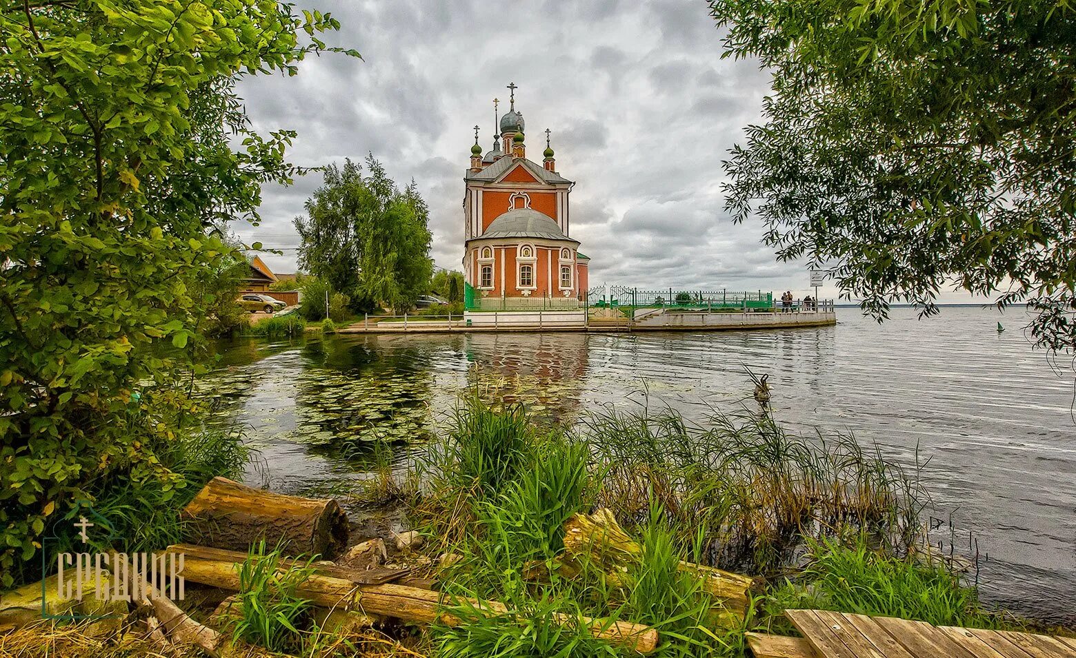 Церковь на берегу озера. Река Трубеж Переславль Залесский. Устье реки Трубеж Переславль Залесский. Река Трубеж Переславль. Церковь на реке Трубеж в Переславле.