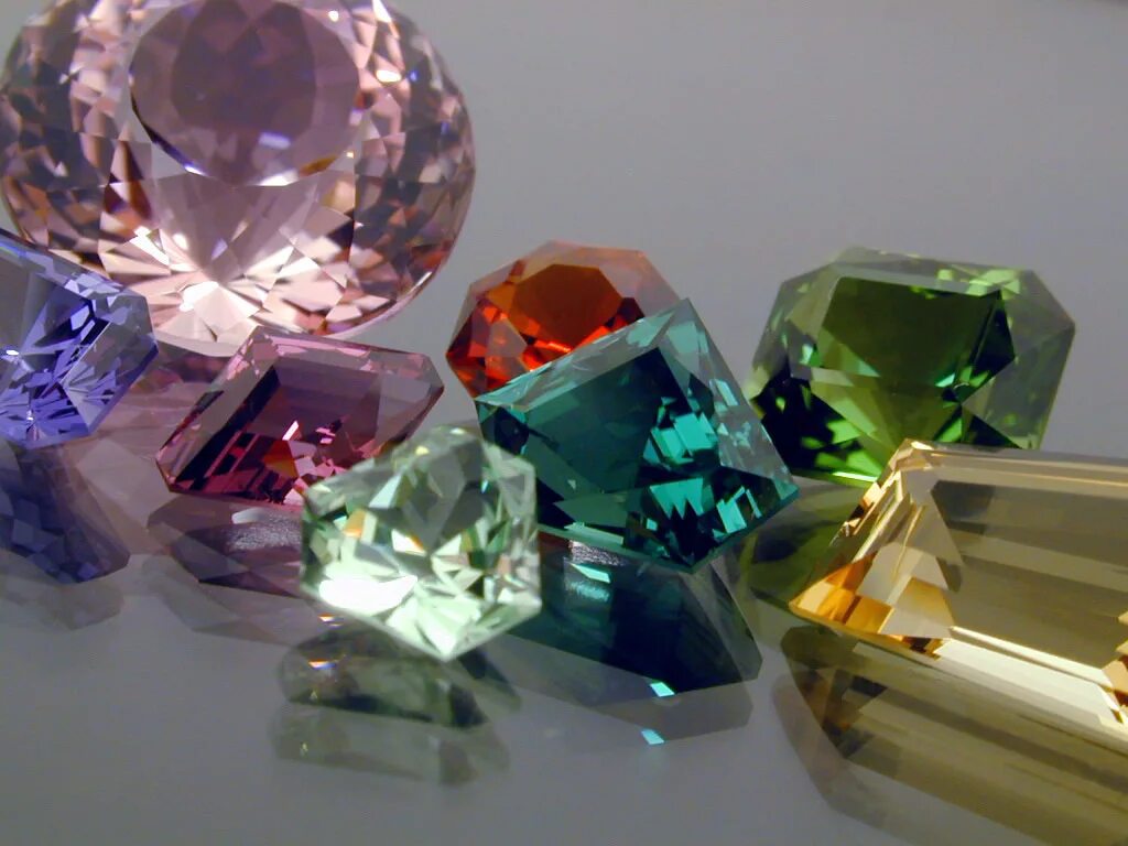 Precious stones. Самоцветы драгоценные камни. Граненые камни минералы Самоцветы. Самоцветы 2023. Россыпь драгоценных камней.