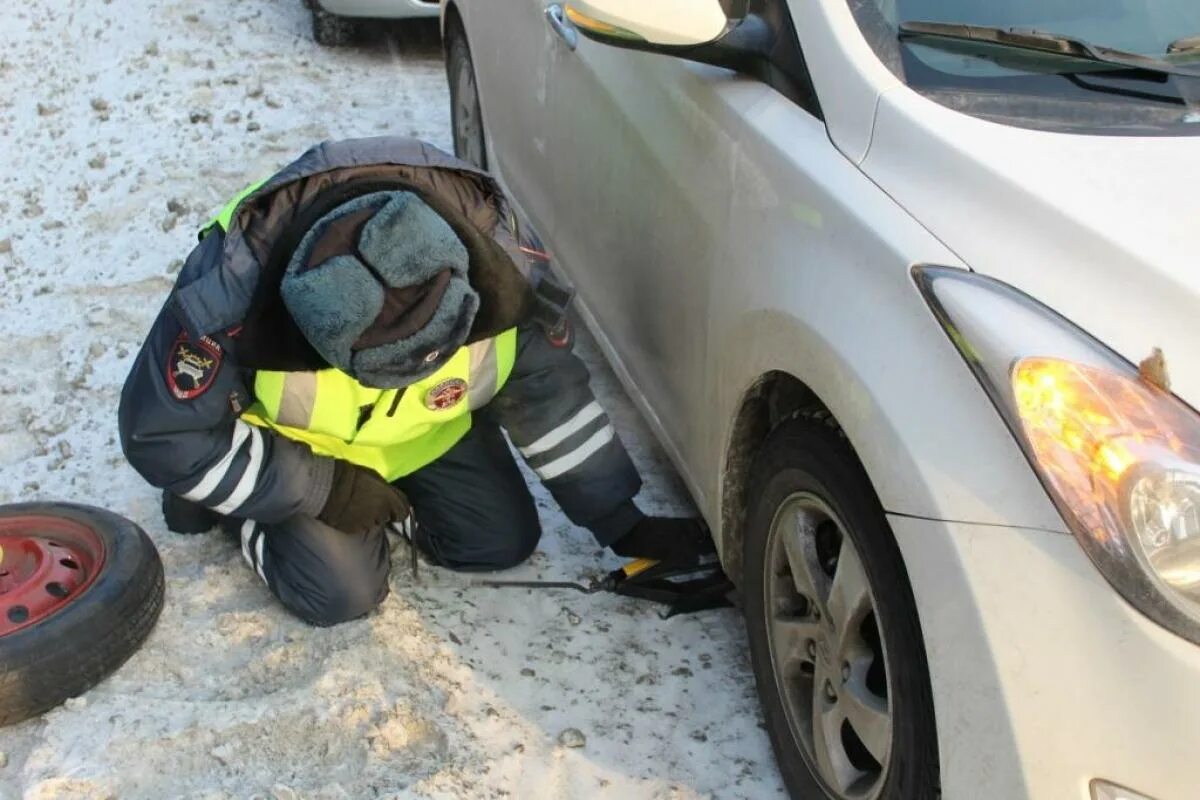 Тех помочь на дорогах. ГАИ помогает. ДПС зима помощь. ГИБДД помощь на дороге. Гаишник на трассе.