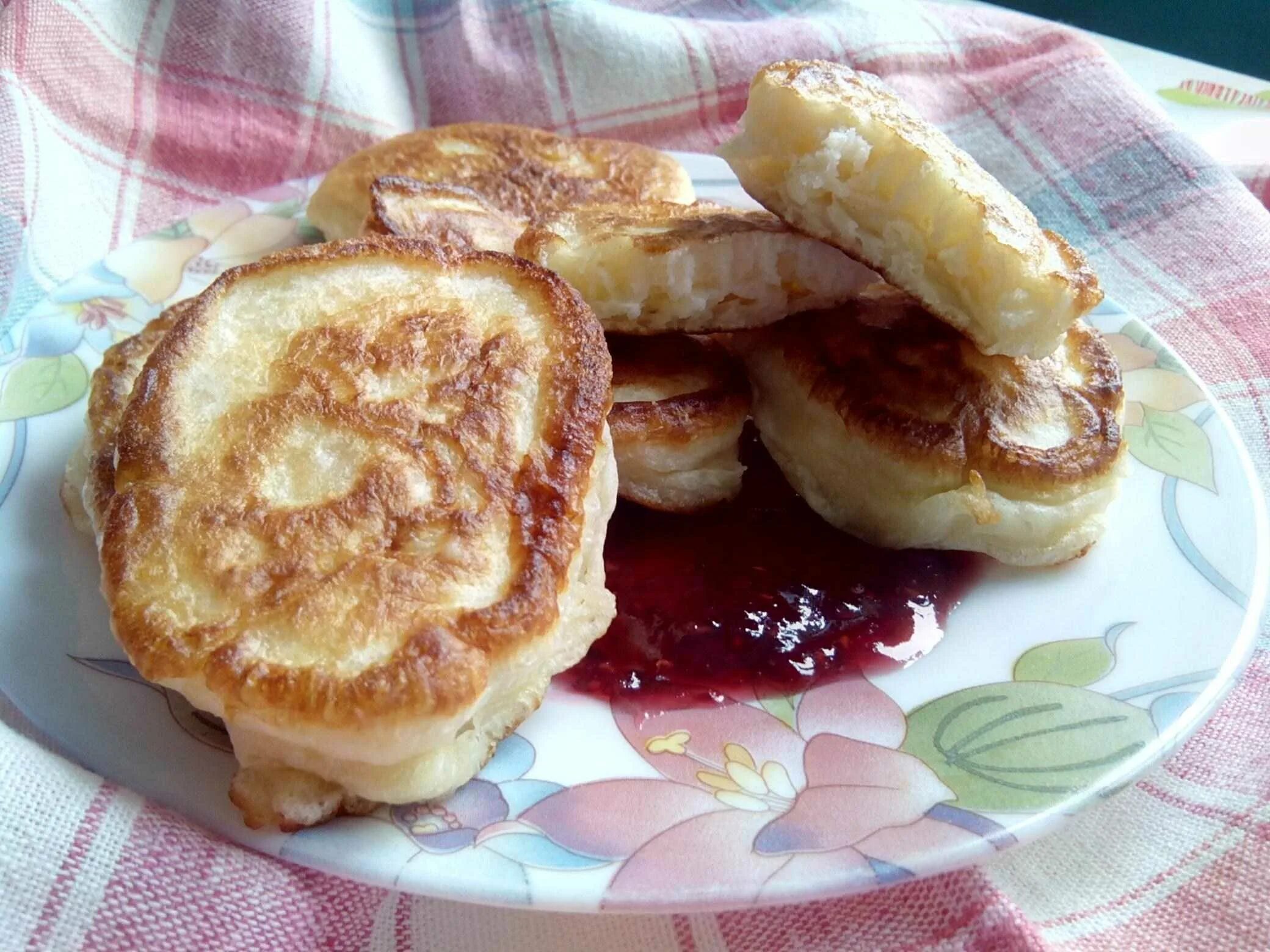 Оладьи быстро и вкусно. Оладушки на кислом молоке. Оладьев на кислом молоке с дрожжами. Оладушки на молоке пышные. Оладьи на молоке пышные.