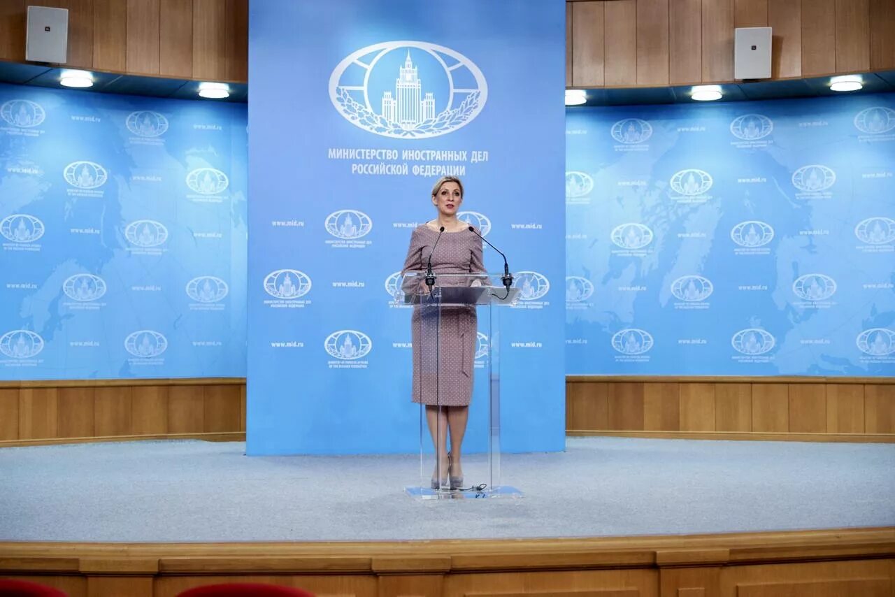 Пресс-секретарь мид рф мария захарова. Дипломатическая и консульская служба. Захарова пресс-секретарь мида. Дипломатическая курьерская связь мид россии. Пресс секретарь мид азербайджана лейла абдуллаева.