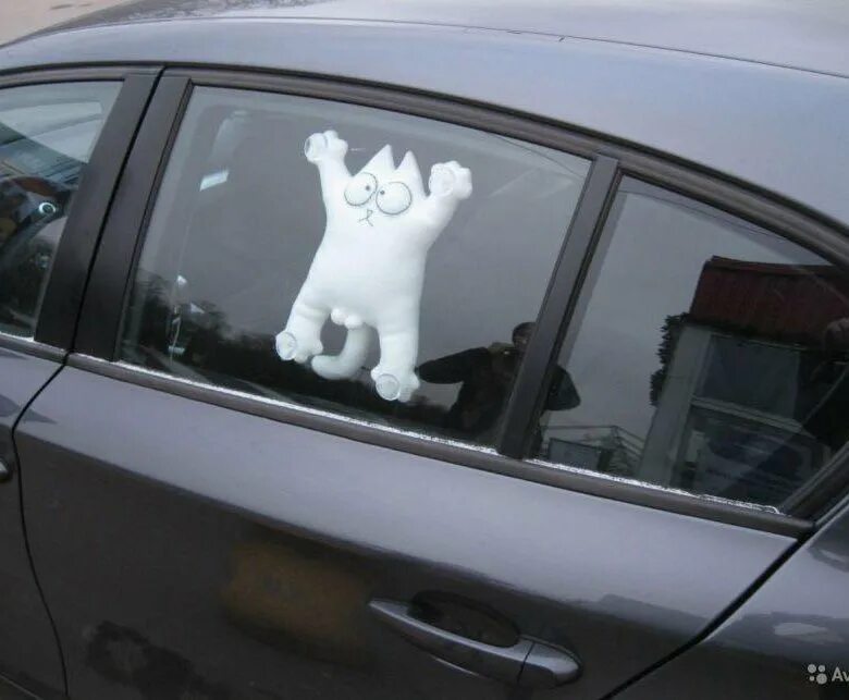 Кот саймон в машину. Котик на стекле в машине. наклейки на автомобиль кот. кот игрушка на стекло в машину. кот саймона игрушка в машину.