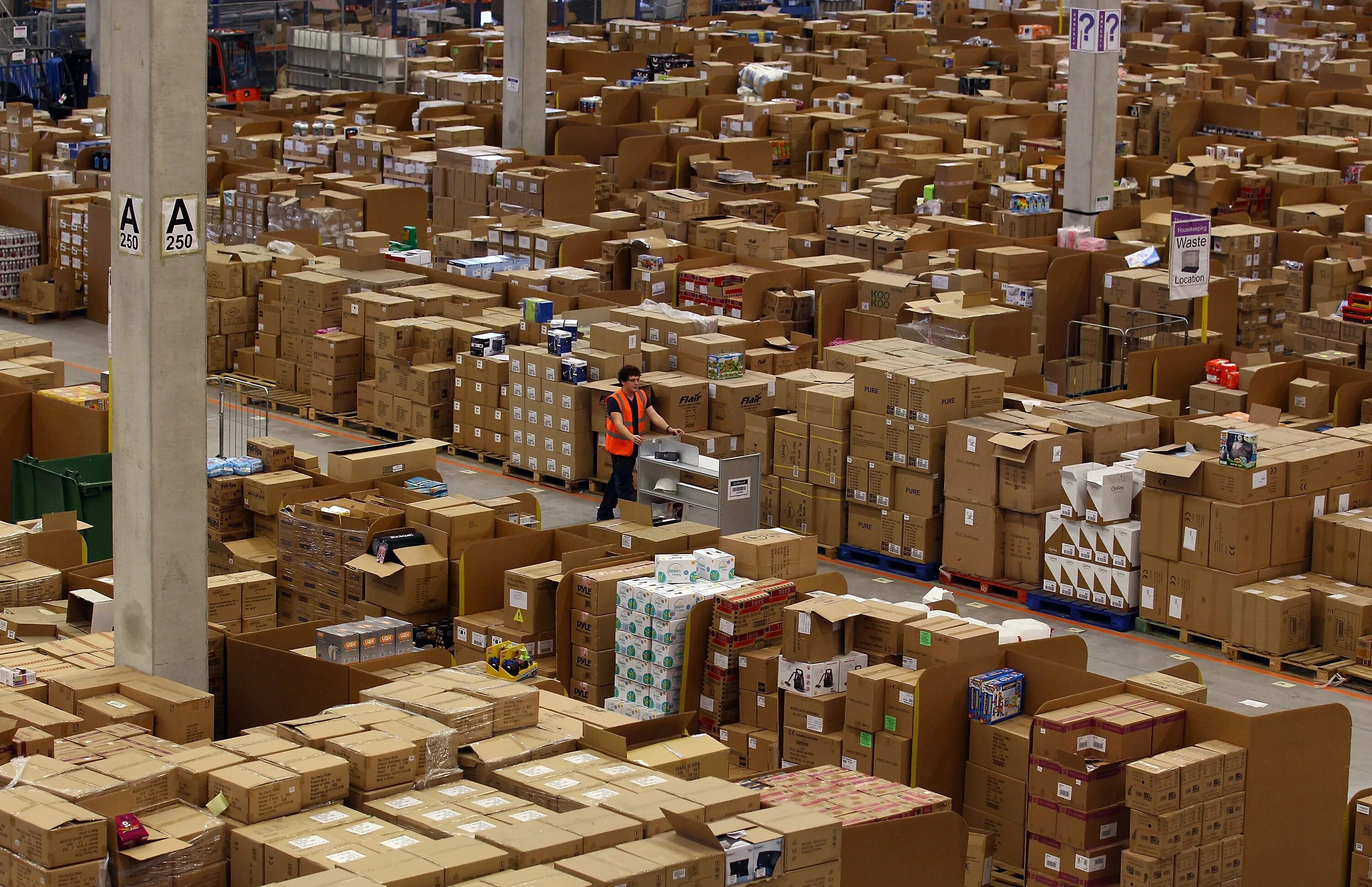 Компания много продуктов. Склад Амазон. Много товаров. Огромный склад. Много товара на складе.