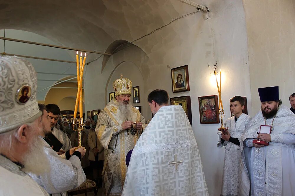 Серафимовская церковь киров расписание служб. Храм великомученика и целителя пантелеимона киров. Служба в церкви в сочельник. Прогород храм. Киров церковь служба.