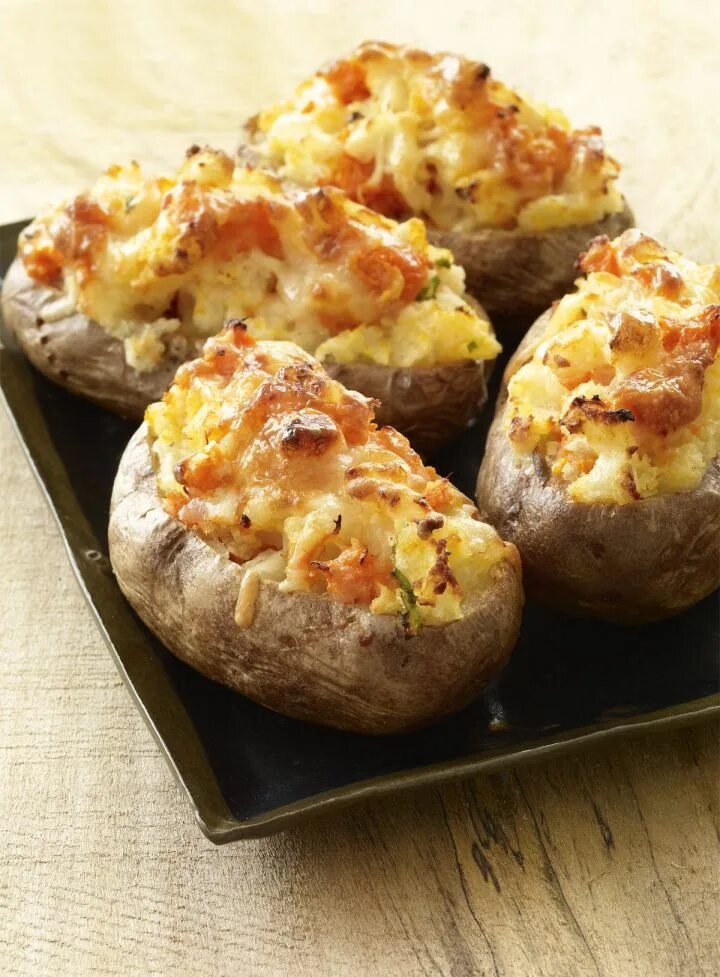 Картофель запеченный в духовке. Печеный картофель. Печеный картофель с начинкой. Картошка с сыром в духовке.