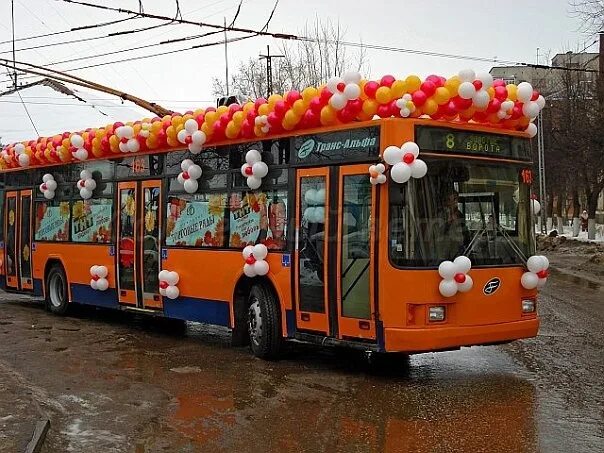 13 день троллейбуса. Украшение автобуса шарами. Украшенный троллейбус. Праздничный троллейбус. Автобус украсить шарами.